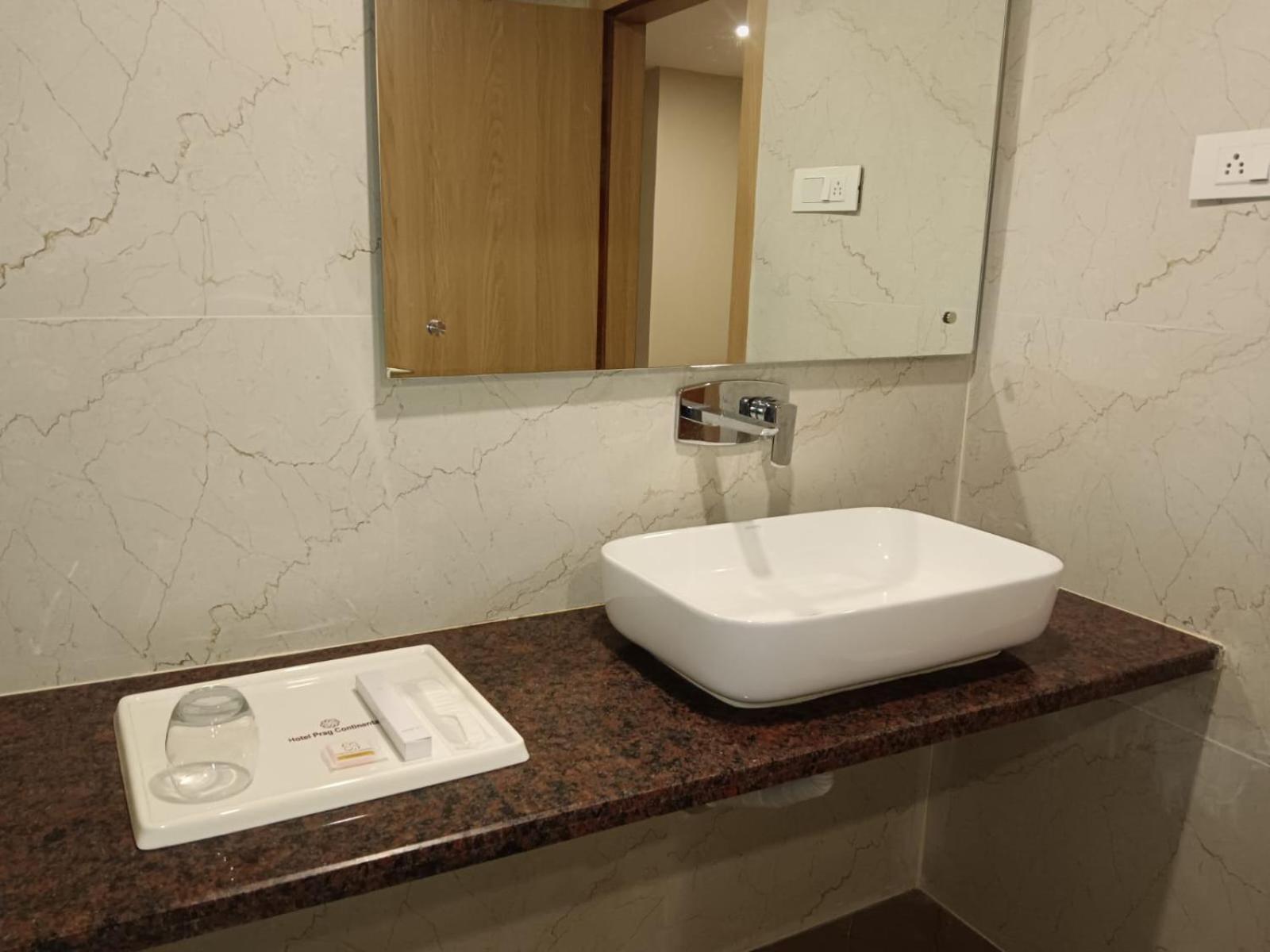 Hotel Prag Continental Guwahati Dış mekan fotoğraf