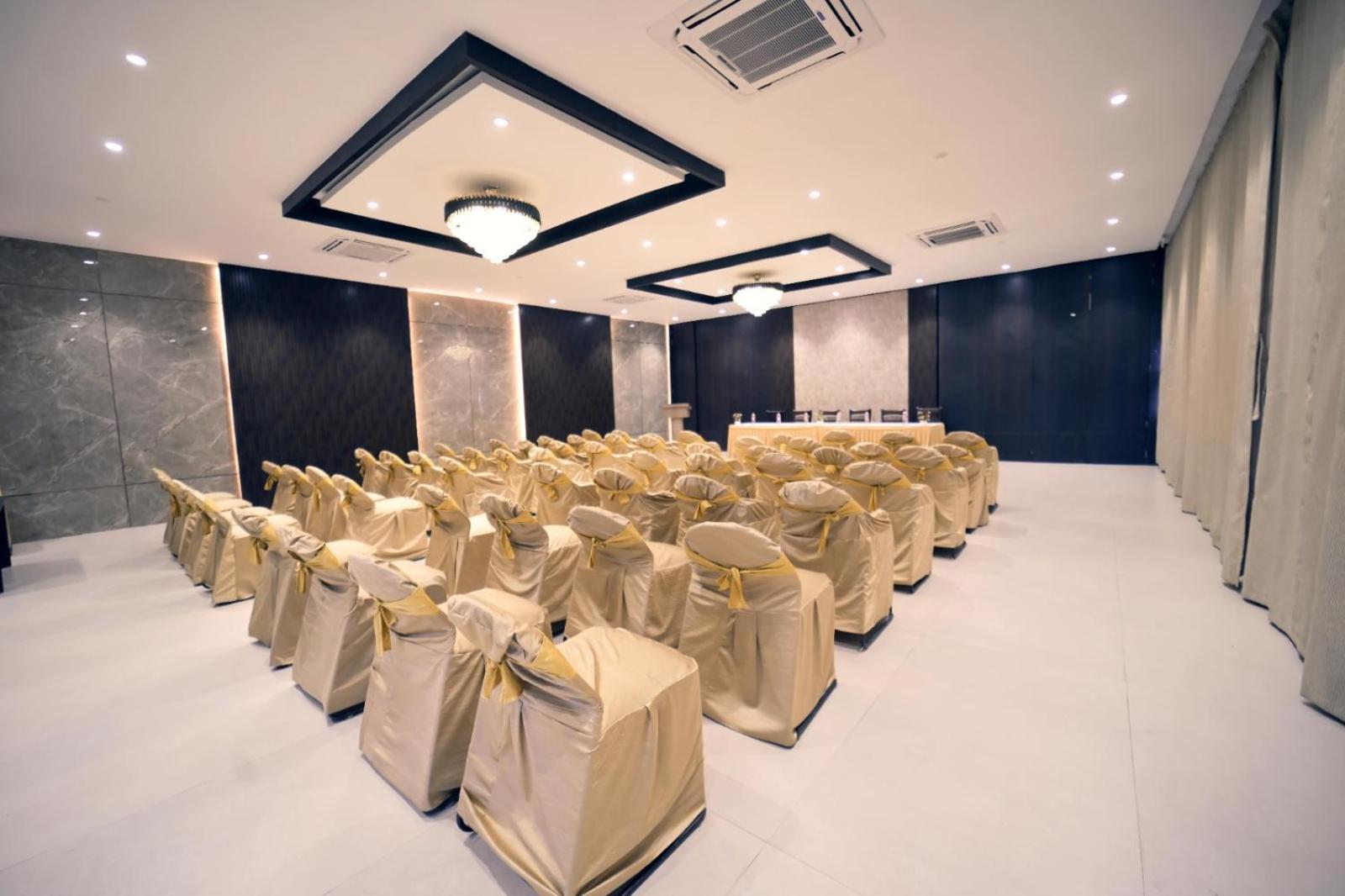 Hotel Prag Continental Guwahati Dış mekan fotoğraf