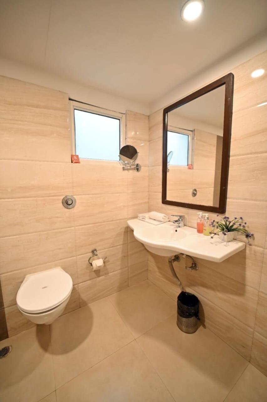 Hotel Prag Continental Guwahati Dış mekan fotoğraf