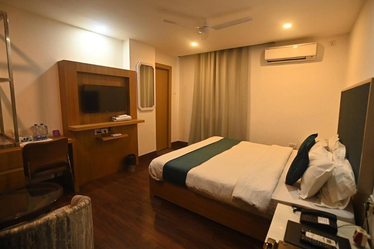 Hotel Prag Continental Guwahati Dış mekan fotoğraf
